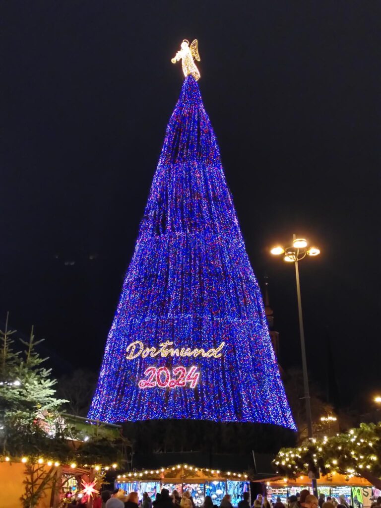 der Weihnachtsbaum auf dem Dortmunder Weihnachtsmarkt blau beleuchtet