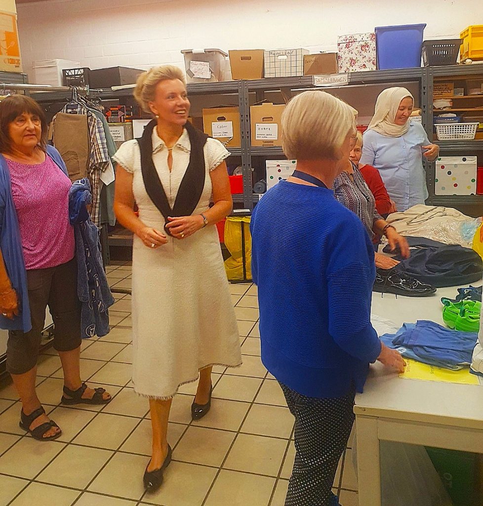 Ministerin Ina Brandes im Sortierraum Flüchtlingshilfe