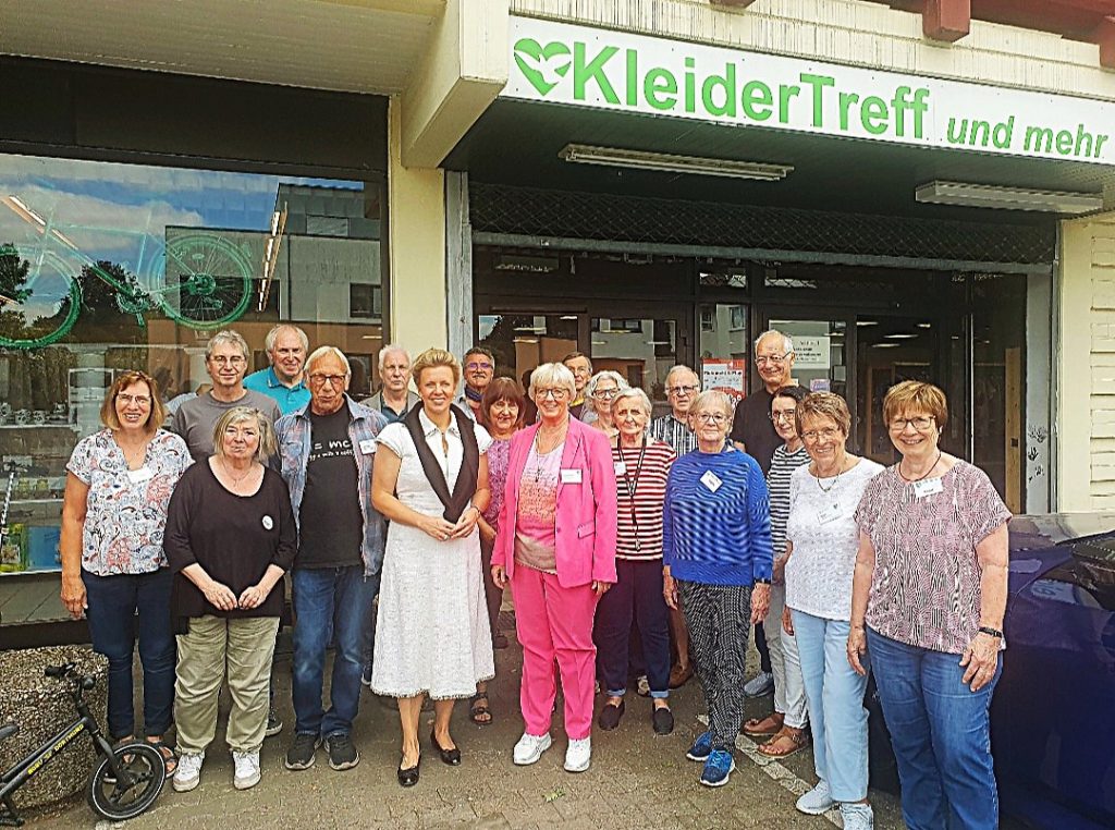Ministerin Ina Brandes mit Vorstand und Aktiven der Flüchtlingshilfe, Foto: Birgit Mader